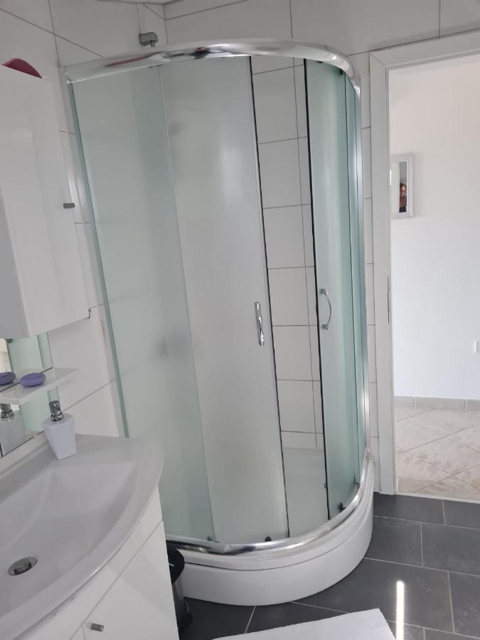 Villa Mena Vir Exteriör bild