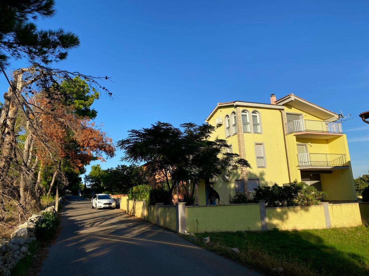 Villa Mena Vir Exteriör bild