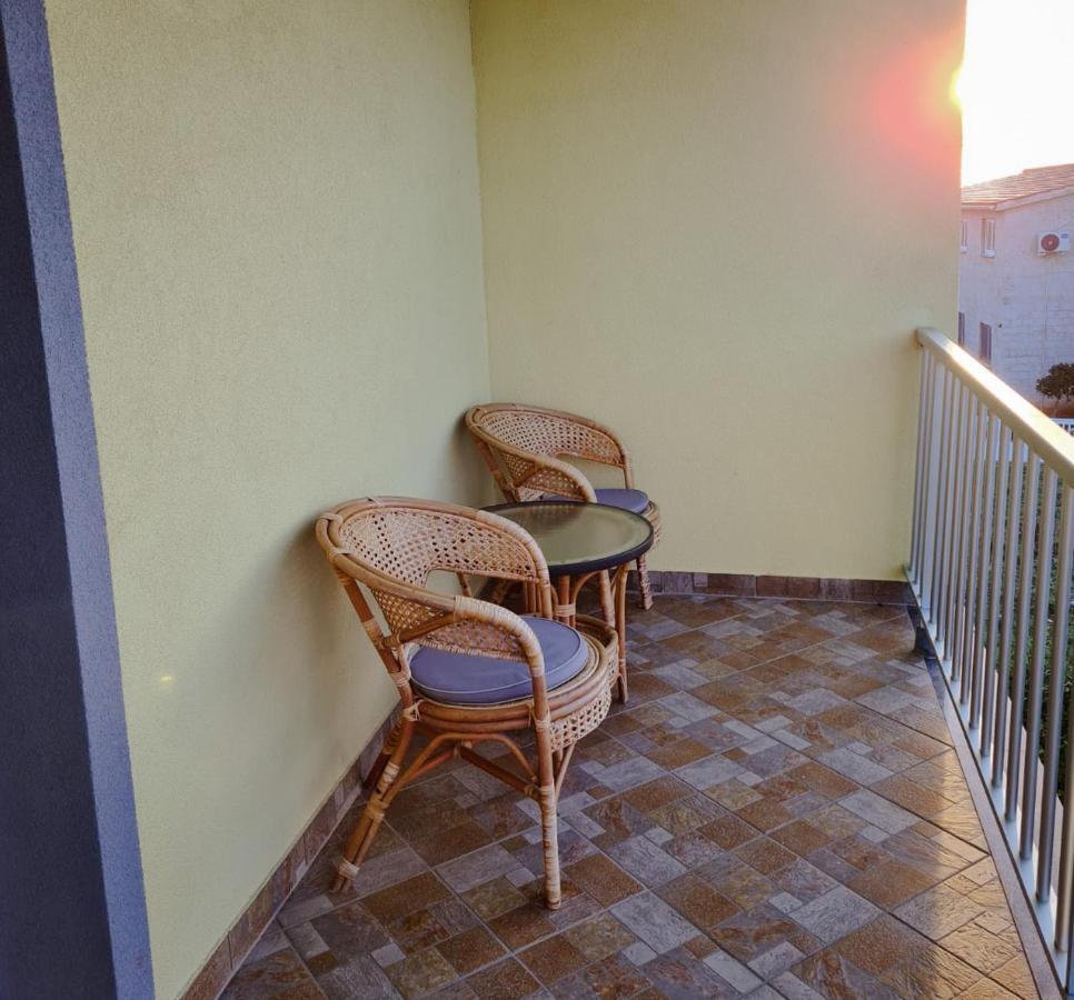 Villa Mena Vir Exteriör bild